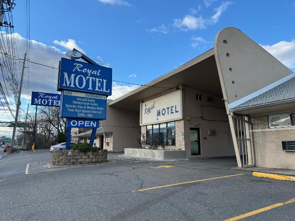 Royal Motel image 1
