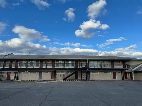 Royal Motel 4