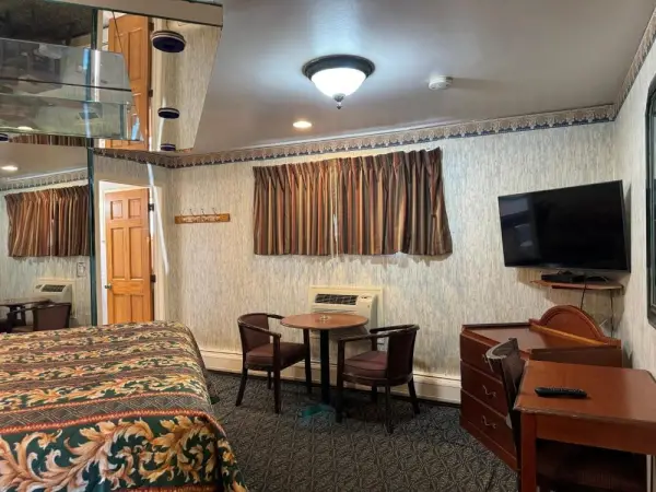 Royal Motel 5
