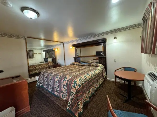 Royal Motel 6